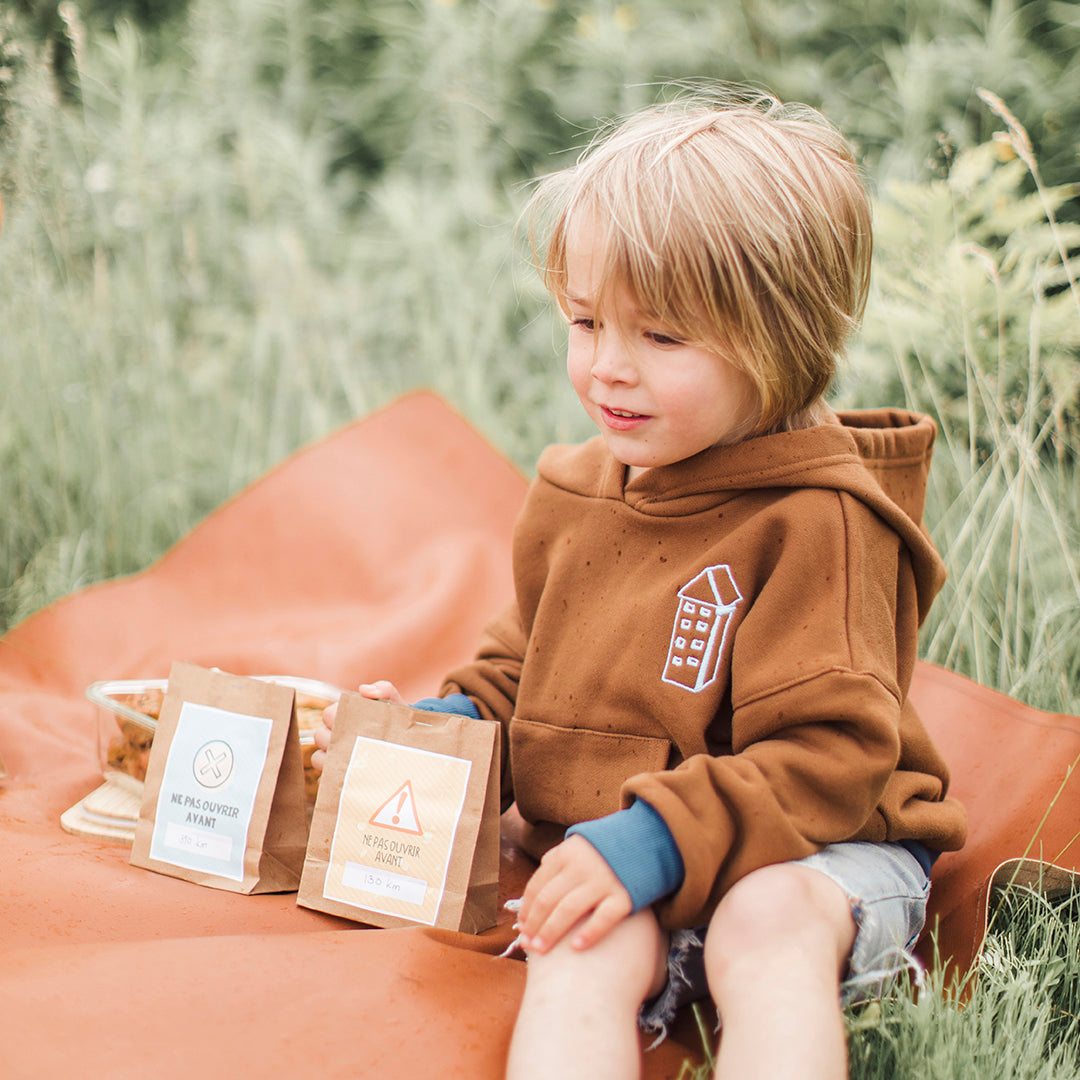 Downloadable practical guide for the parent + printed travel diary for the child